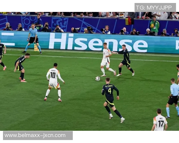 揭秘足球球星队服背后的秘密：球迷狂热与品牌联名的深度解读