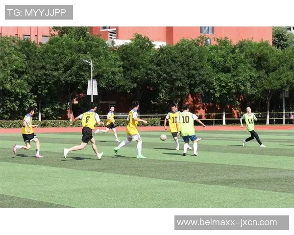 靓仔足球星闪耀绿茵赛场展现青春活力与拼搏精神 靓仔足球星闪耀绿茵赛场展现青春活力与拼搏精神